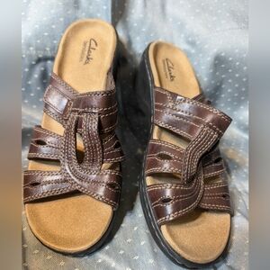 NWOT Clarks Bendable Sz 9 Brown Leather Slip On  Sandals  Very Nice Condition